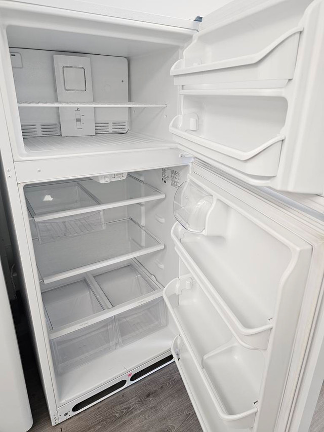 Econoplus Sherbrooke Réfrigérateur Frigidaire 18PC Blanc 479.99$ Garantie 1 An Taxes Incluses in Refrigerators in Sherbrooke - Image 3
