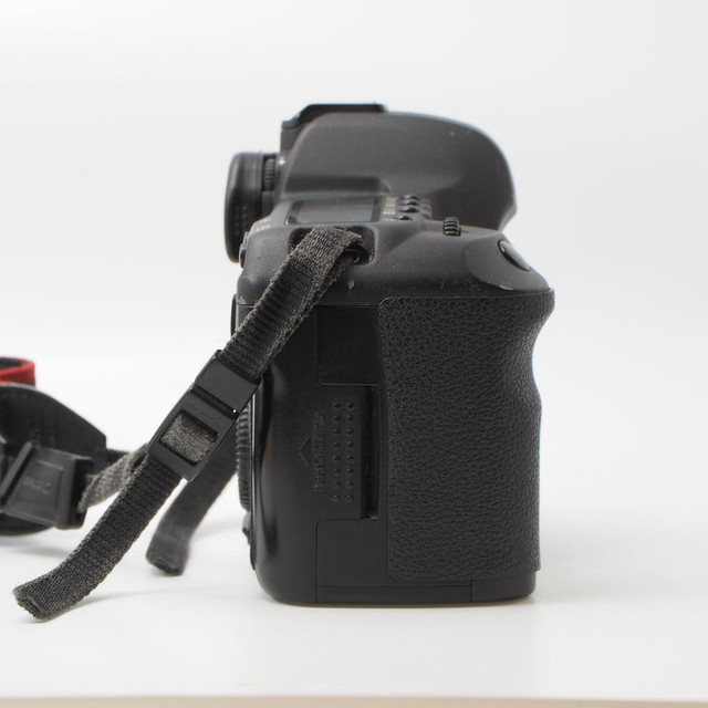 Canon 5D Mark II Camera Body w Battery Grip BG-E6  (ID- C- 847) in Cameras & Camcorders - Image 3