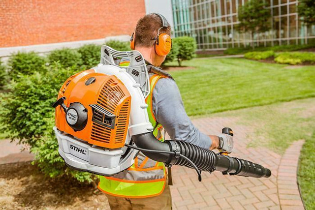 BRAND NEW STIHL BR600 BACKPACK BLOWER!!! IDEAL BLOWER FOR BLOWING LEAVES, GRASS, AND SNOW! MAKES CLEARING SNOW A BREEZE! in Lawnmowers & Leaf Blowers in Calgary - Image 2