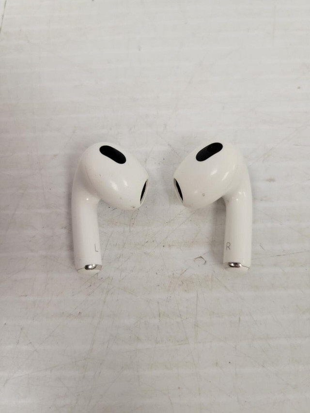 (53956-1) Apple A2566 Air Pods in Headphones in Alberta - Image 2