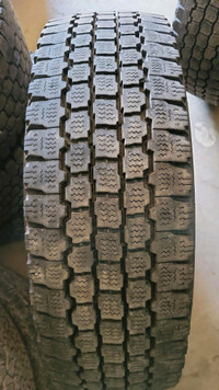 4 pneus dhiver LT225/75R16 115/112Q Bridgestone Blizzak W965 33.5% dusure, mesure 12-11-12-11/32