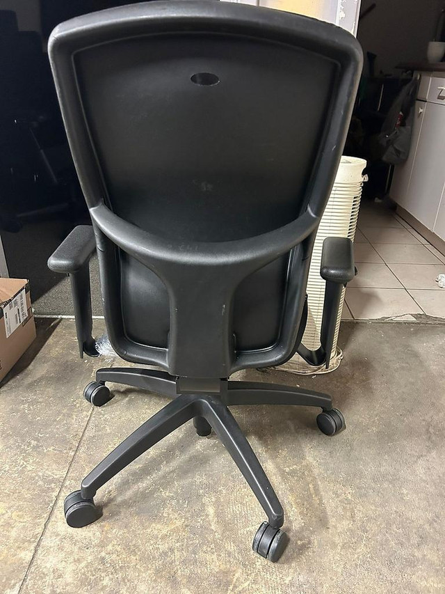 Teknion Around Synchro-Tilt Task Chair in Good Condition-Call us now! in Chairs & Recliners in Toronto (GTA) - Image 4