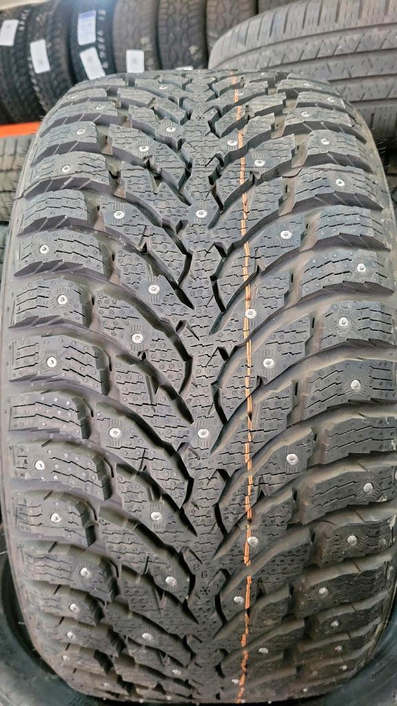 4 pneus dhiver neufs P265/35R18 97T Nokian Hakkapeliitta 9 in Tires & Rims in Québec City