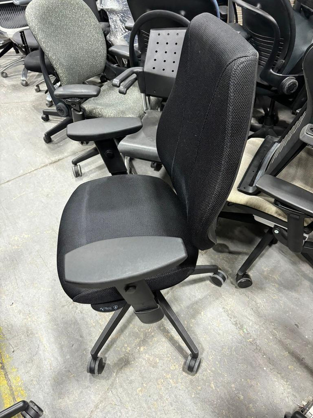 Gry Mattr+ergoCentric airCentric 3 Task Chair-Excellent Condition-Call us now! in Chairs & Recliners in Toronto (GTA) - Image 2