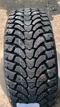 4 pneus dhiver neufs P195/65R15 91T Maxtrek Trek M900 ice