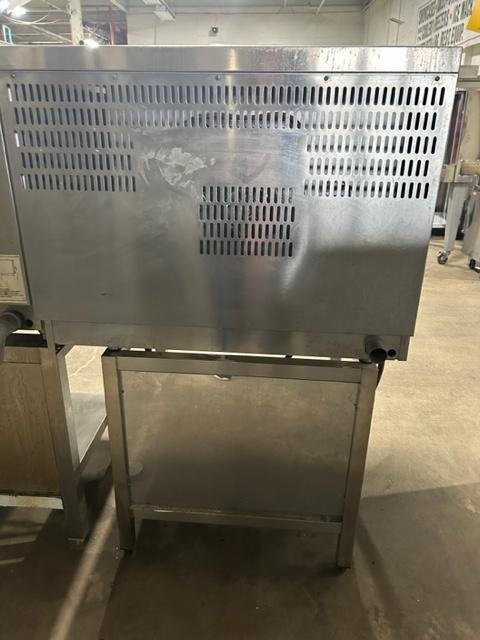 Convection Oven with steam injection,  Burlodge,  Electric inc. stand  *90 day warranty in Industrial Kitchen Supplies - Image 4