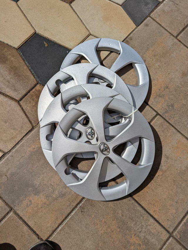 THESE ARE WHEEL COVERS NOT RIMS          BRAND  NEW   TAKE OFF  TOYOTA PRIUS    FACTORY OEM 15 INCH WHEEL COVER SET OF 4 in Tires & Rims in Ontario - Image 2