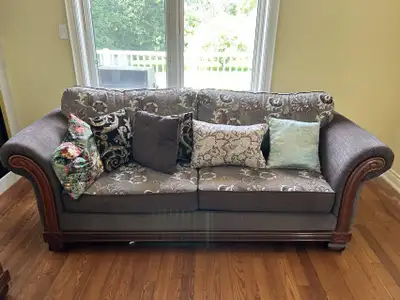ONLINE AUCTION: Sofa