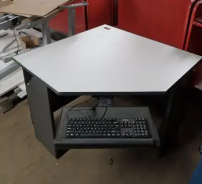 Bureau d’ordinateur gris charcoal et dessus blanc en bonne condition 2 en coin, un avec la tablette...