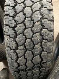 4 pneus d'été LT245/75R17 120/116S Goodyear Wrangler AT Adventure W/Kevlar (LT) 26.5% d'usure, mesure 11-11-11-11/32