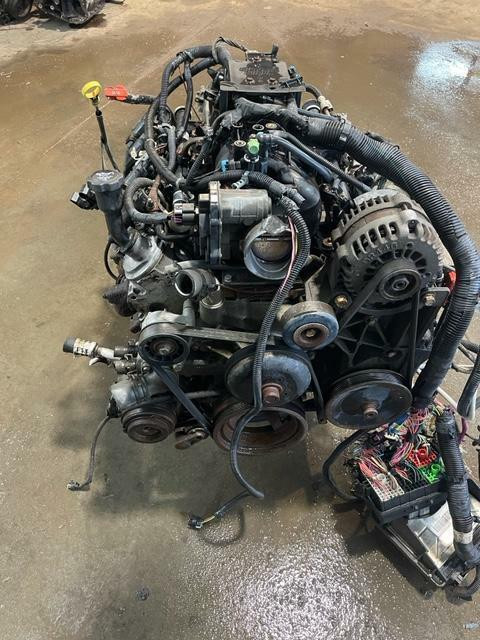 2005 GMC 5.3 L59  LM7   ENGINE WITH  4L60E TRANSMISSION  AND TRANSFERCASE 4X4 in Engine & Engine Parts - Image 2