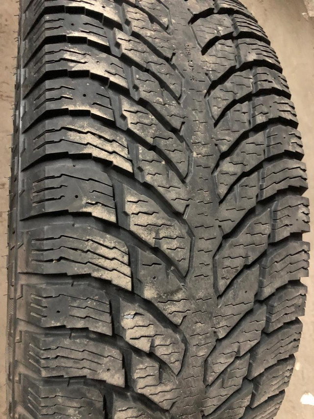4 pneus dhiver LT315/70R17 121/118Q Nokian Hakkapeliitta LT3 31.0% dusure, mesure 11-11-11-11/32 in Tires & Rims in Québec City - Image 2