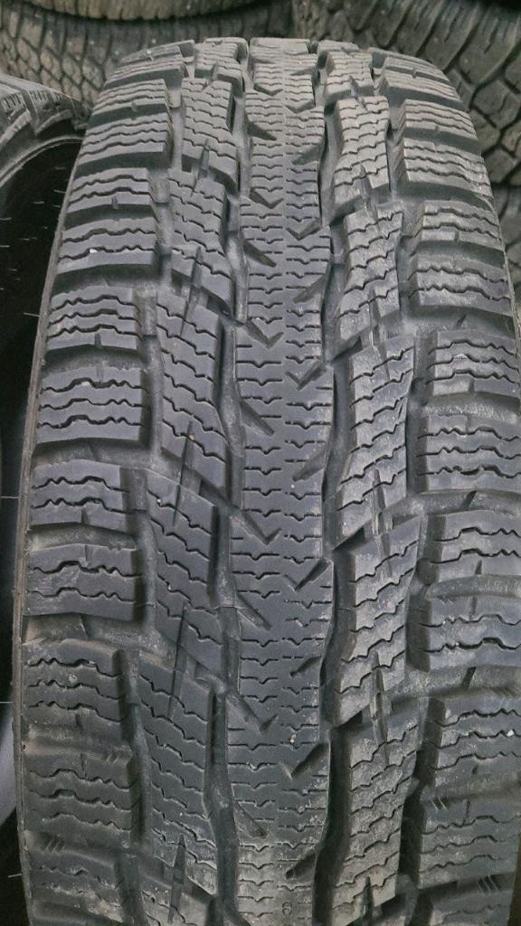 4 pneus d'hiver LT195/75R16 107/105R Nokian Hakkapeliitta CR3 27.0% d'usure, mesure 10-9-10-9/32 in Tires & Rims in Québec City - Image 3