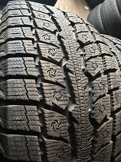 4 pneus d hiver 265/55r19 toyo ( équivalent au 255/60r19)
