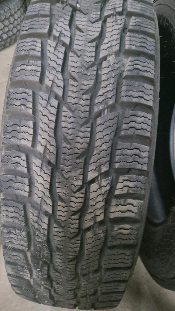 4 pneus d'hiver LT195/75R16 107/105R Nokian Hakkapeliitta CR3 27.0% d'usure, mesure 10-9-10-9/32 in Tires & Rims in Québec City - Image 4