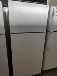 Réfrigérateur reconditionné propre avec congélateur en haut disponible ! Taxes incluses et 1an garanti