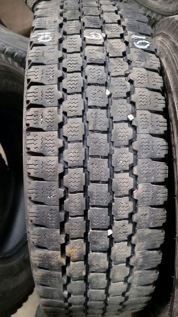 4 pneus dhiver LT225/75R16 115/112Q Bridgestone Blizzak W965 45.0% dusure, mesure 9-9-10-9/32 in Tires & Rims in Québec City - Image 3