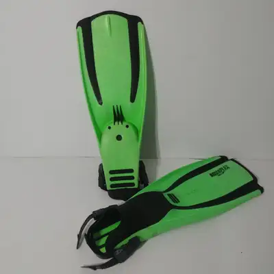 Size XL MSRP:$175.00 Get diving with these flippin' awesome fins! These durable and high quality fin...
