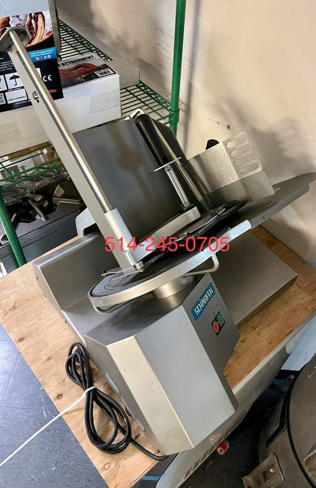 Scharfen Trancheur a viande 12” 110V Comme Neuf. 12”  meat slicer like new.  in Industrial Kitchen Supplies - Image 2