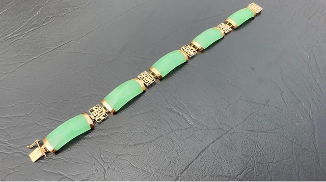 #377 - 14KT Yellow Gold, 31.43 Carat Green Apple Jade Bracelet 7.5” in Jewellery & Watches - Image 3