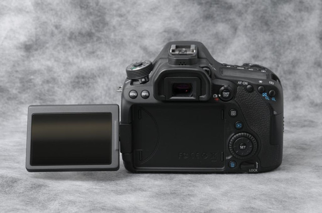 Canon EOS 80D Body + Battery, Charger, and Strap- Used  (ID: C-662) in Cameras & Camcorders - Image 4