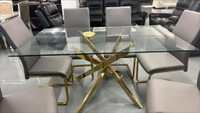 Jusquà 35% de rabais sur nos meubles ! Trés belle table avec 6 chaises finition dorée !