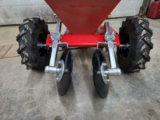 New Terrain 3PH Potato Planter for tractor.  Shipping available across Canada in Other - Image 3