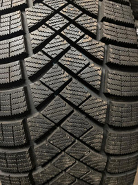 4 pneus dhiver P215/65R16 102T Pirelli Winter Ice Zero FR 9.0% dusure, mesure 10-10-10-10/32