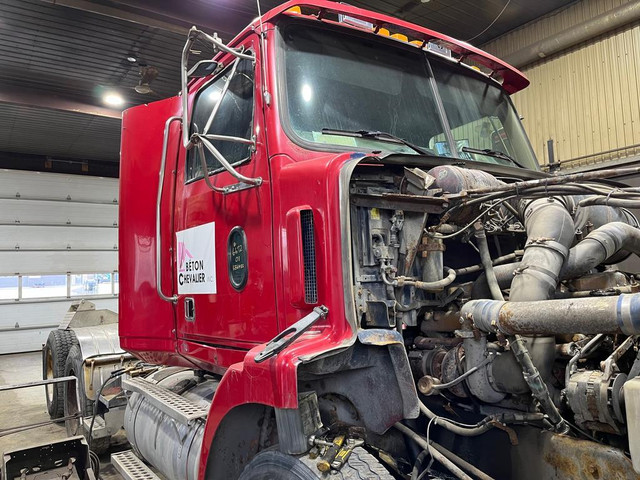 2001 - Western Star 5864SS - Cab in Heavy Equipment Parts & Accessories - Image 2