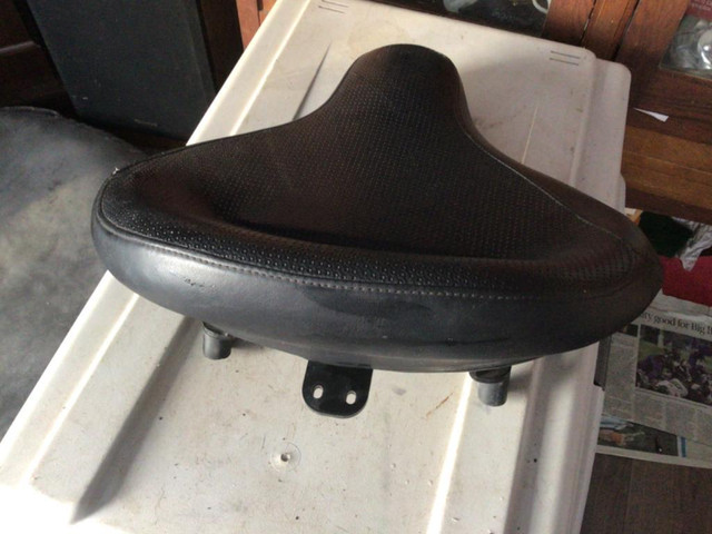 1997-2008 HD Touring Road King Police Solo Seat Saddle T Bar in Motorcycle Parts & Accessories in Québec - Image 3