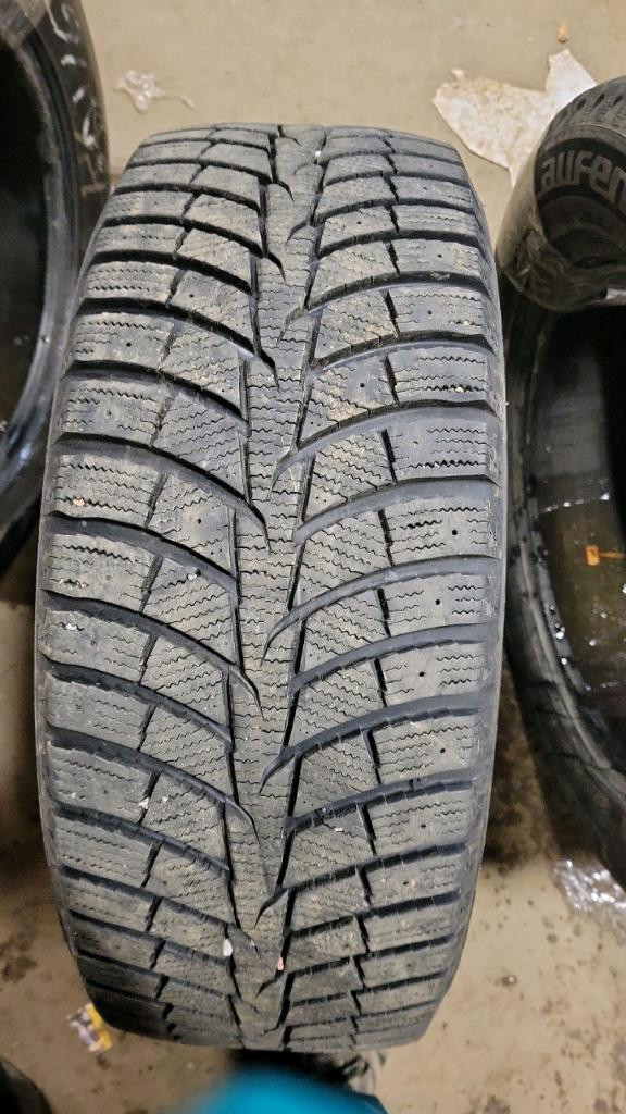 4 pneus d'hiver P235/55R17 103T Laufenn i Fit Ice 16.0% d'usure, mesure 10-10-10-10/32 in Tires & Rims in Québec City - Image 2