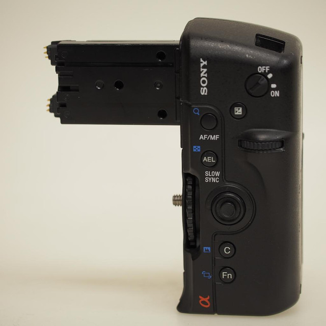 Sony Vertical Grip (USED ID:A-405 JL) in Cameras & Camcorders