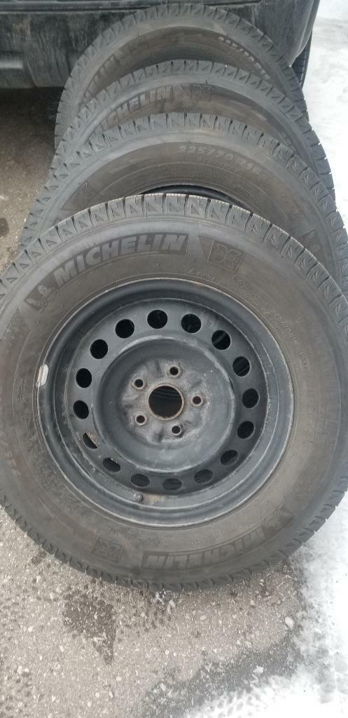 LIKE NEW   TOYOTA SIENNA /  RAV 4  HIGH PERFORMANCE  MICHELIN      WINTER       TIRES 225 / 70 / 16  ON  STEEL RIMS in Tires & Rims in Ontario