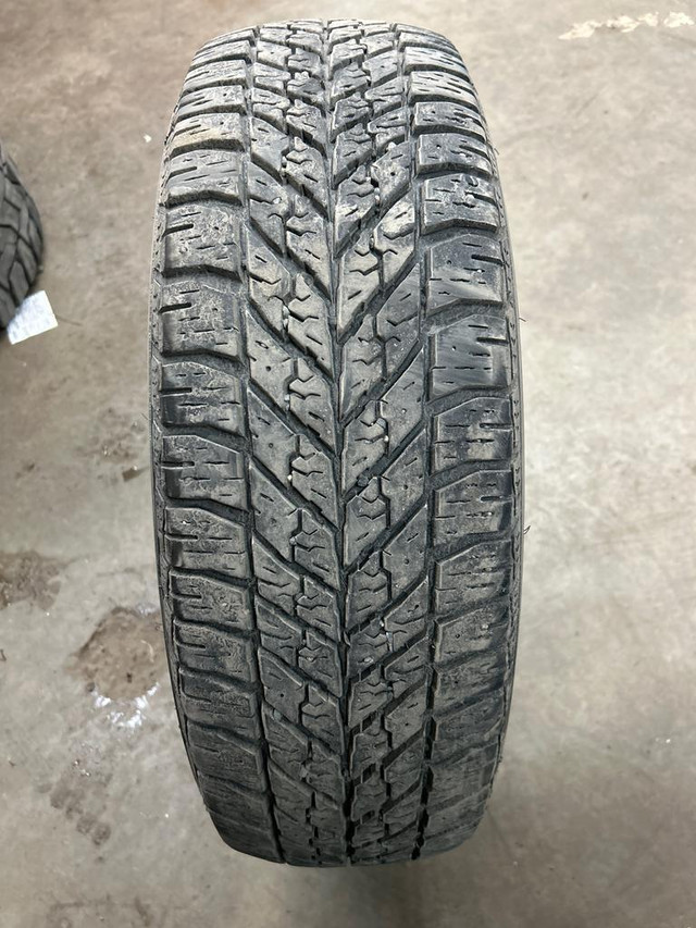 4 pneus dhiver P235/65R17 104T Goodyear Ultra Grip Winter 41.5% dusure, mesure 8-8-7-7/32 in Tires & Rims in Québec City