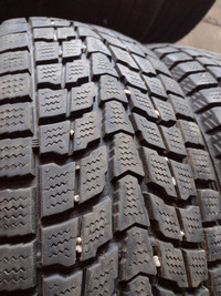 4 pneus d hiver 205/70r16 Dunlop en très bon état