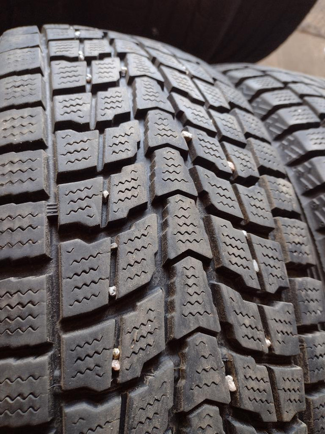 4 pneus d hiver 205/70r16 Dunlop en très bon état in Tires & Rims in Lévis