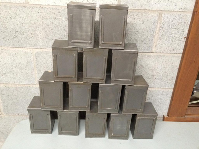 Lot de 12 boîtes à thé vintage en métal -- Lot of 12 vintage tea metal boxes in Arts & Collectibles in West Island