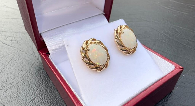 #382 - 14KT Yellow Gold, Pushback Opal Earrings dans Bijoux et montres - Image 4