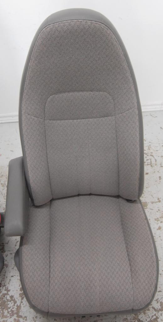 Chev Savanna Van Grey Cloth Power Front Seats GMC Chevy Express Savana in Other Parts & Accessories - Image 2