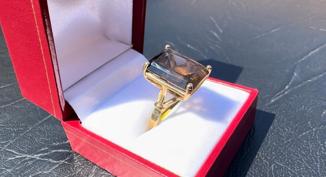 #307 - 10kt Yellow Gold, 7.11ct Emerald Cut Smoky Quartz, High Set Ring, Size 9 in Jewellery & Watches - Image 2