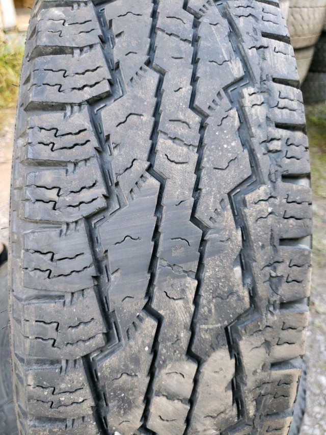 4 pneus d'hiver LT225/75/16 115/112S Nokian Rotiiva AT Plus 53.0% d'usure, mesure 8-7-8-9/32 in Tires & Rims in Québec City - Image 2