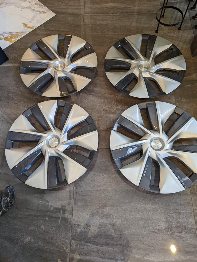 BRAND NEW NEVER MOUNTED TESLA  MODEL  Y GEMINI  / MODEL 3  FACTORY OEM 19      INCH WHEEL   COVER SET OF FOUR. in Tires & Rims in Ontario - Image 4