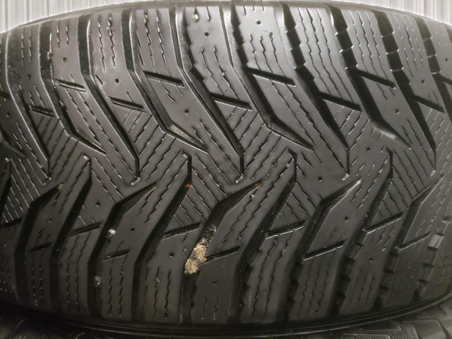 (DH153) 1 Pneu Hiver - 1 Winter Tire 215-60-16 Kumho 9/32 in Tires & Rims in Greater Montréal