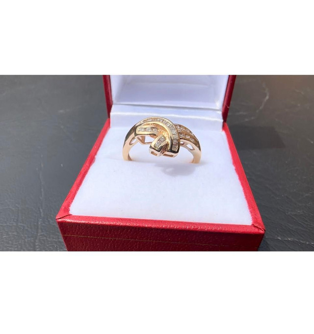 #481 - 10kt Yellow Gold, Diamond Baguette Twist Band Ring, Size 8 1/2 dans Bijoux et montres  à Ville de Montréal - Image 2