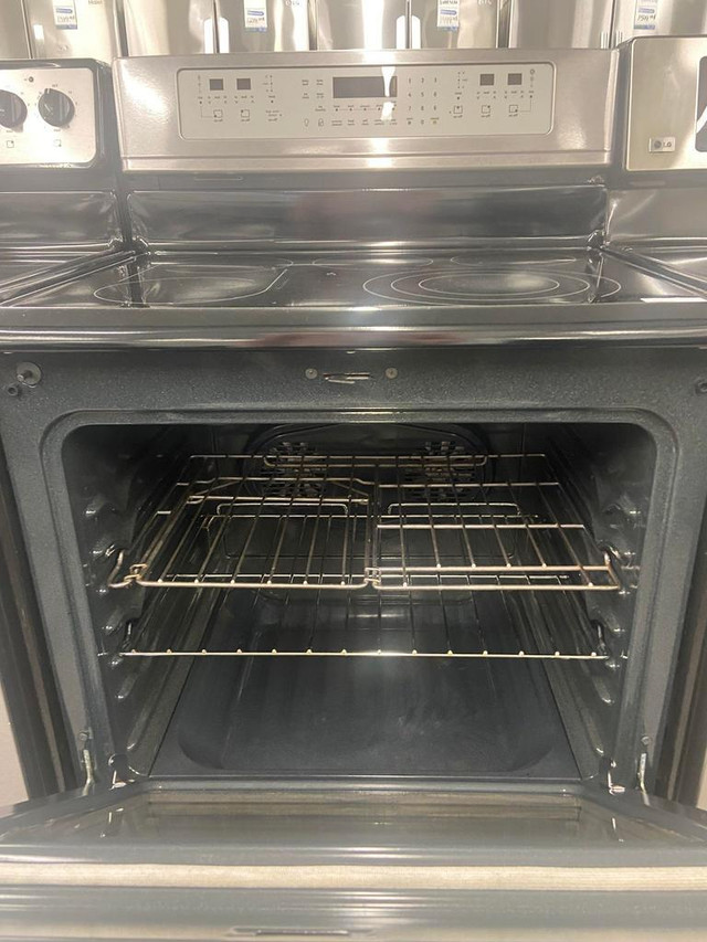 Econoplus Sherbrooke Cuisinière Frigidaire Vitrocéramique Stainless 769.99$ Garantie 1 An Taxes Incluses in Stoves, Ovens & Ranges in Sherbrooke - Image 3
