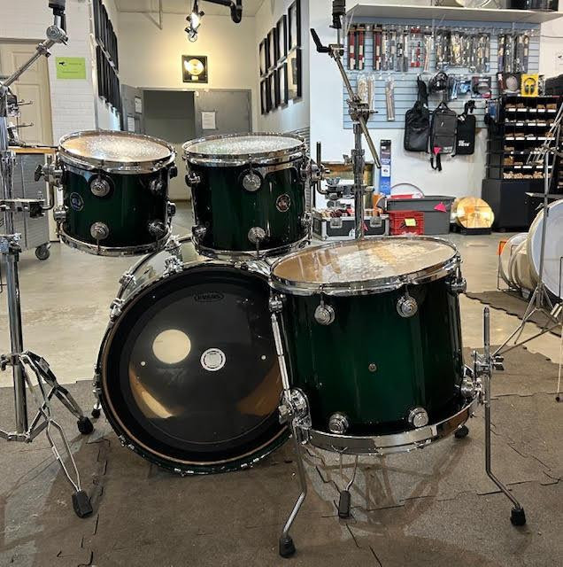 DW Pre-Collector`S 10-12-16-22 Green Fade - Used-Usagé in Drums & Percussion in Québec - Image 4