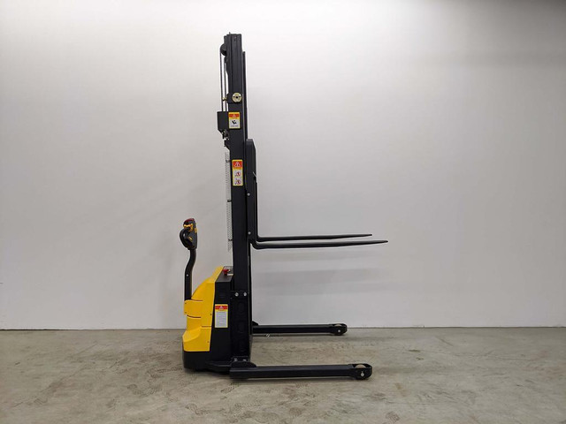 HOC ESC15M33 ELECTRIC PALLET STACKER 1500 KG (3307 LB) 130 INCH CAPACITY + FREE SHIPPING NATION WIDE + 3 YEAR WARRANTY in Power Tools in Barrie - Image 3