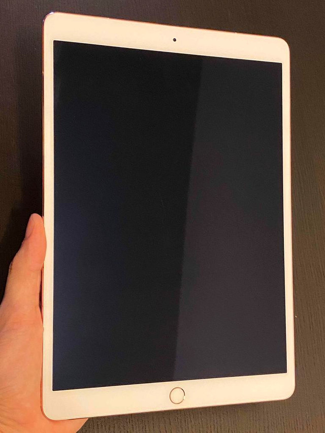 iPad Pro 1 - 10.5 64 GB Unlocked -- Buy from a trusted source (with 5-star customer service!) in iPads & Tablets in London - Image 3