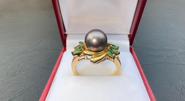 #374 - 14k Yellow Gold, Black Akoya Pearl &amp; Emerald Ring, Size 7 3/4 in Jewellery & Watches - Image 2