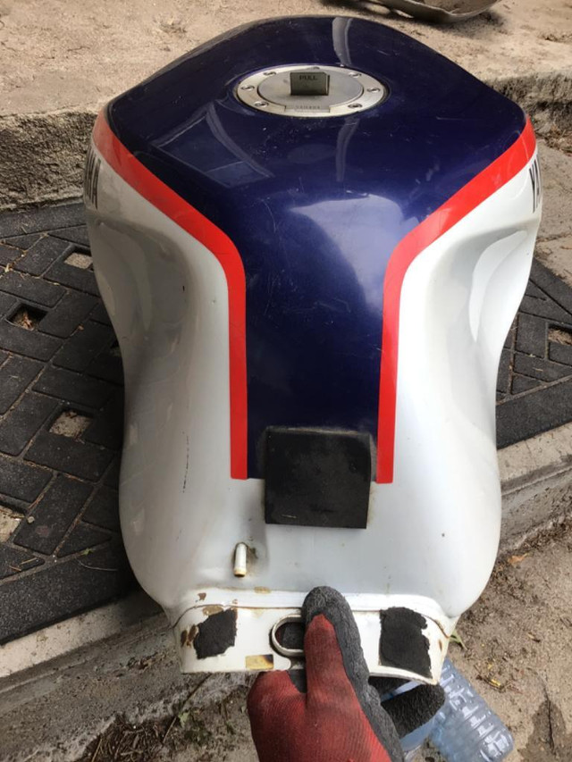 1987 Yamaha FZR PureSports FZR1000 Gas Tank in Motorcycle Parts & Accessories in British Columbia - Image 3